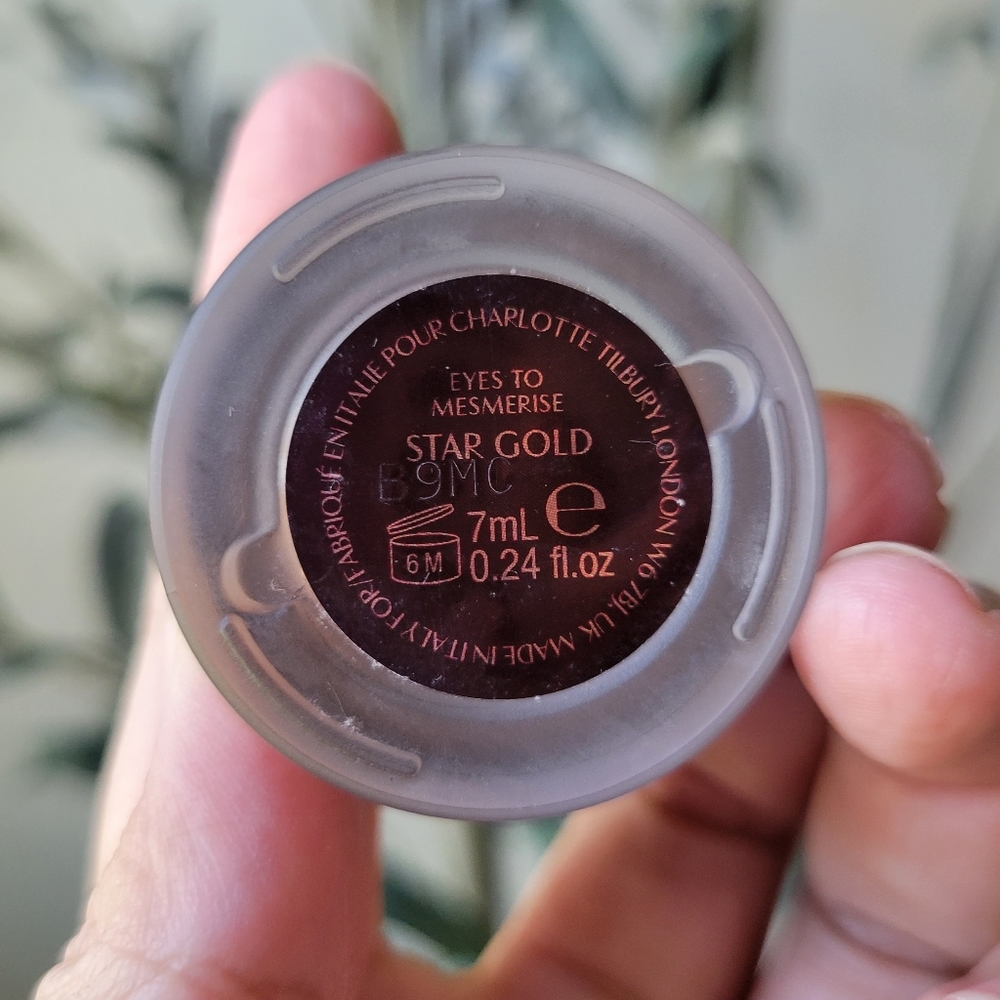 Charlotte Tilbury Eyes to Mesmerise in Star Gold - Picture 2 of 6